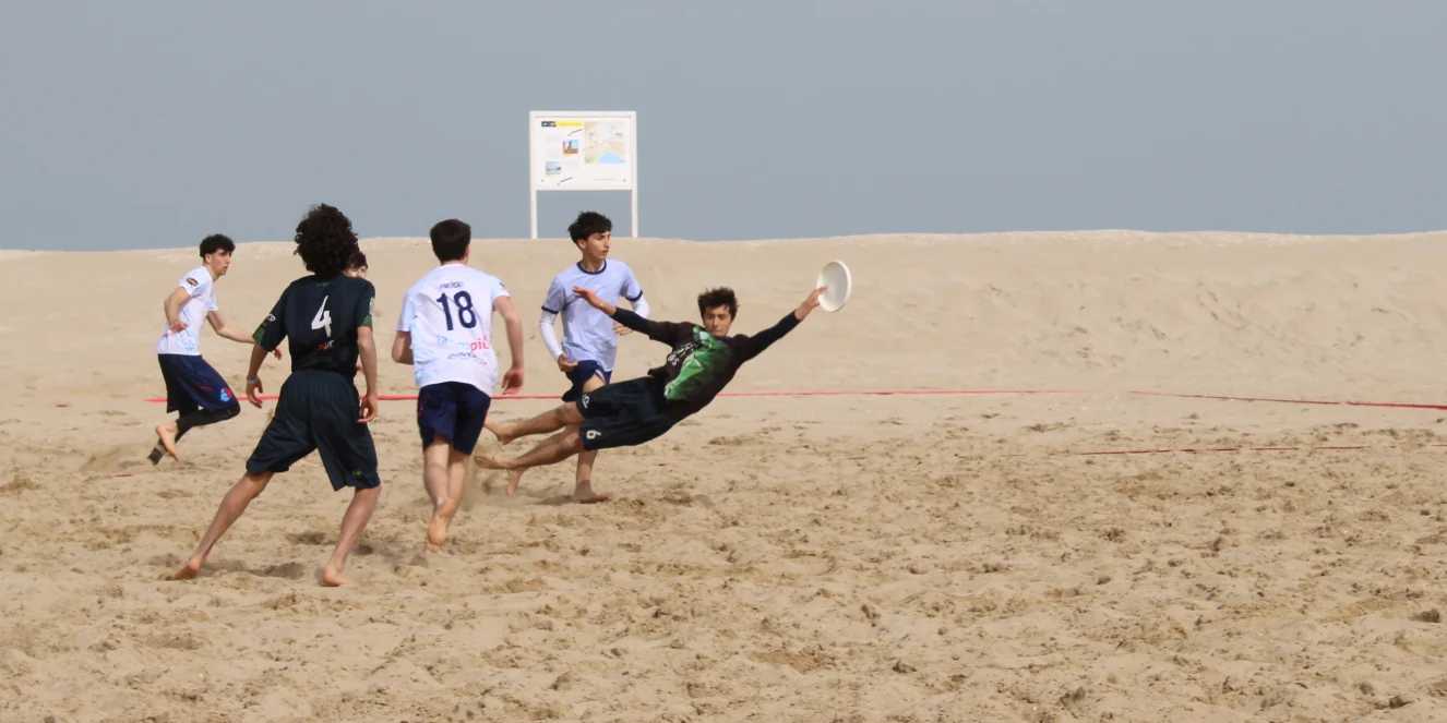 Una presa in volo durante una partita di beach ultimate