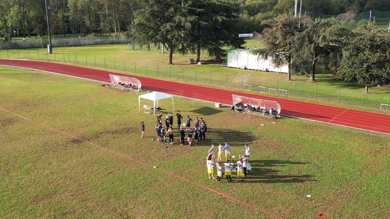 Le squadre a bordo campo a Cernusco sul Naviglio