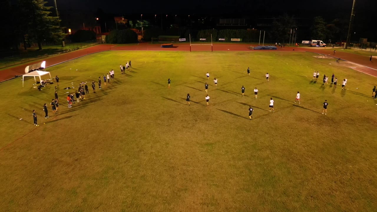 Una fase di gioco sul campo illuminato dal sole